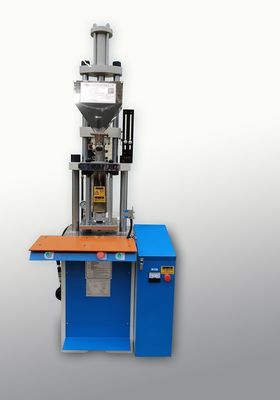 Маленькая вертикальная пластиковая инжекционная литейная машина для USB-кабеля USB-A