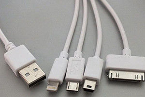 Маленькая вертикальная пластиковая инжекционная литейная машина для USB-кабеля весом 25 тонн