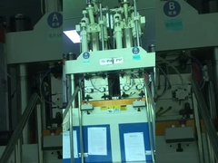 Вертикальная двойная цветовая инжекционная литейная машина 120 т, используемая для двухцветных игрушечных оболочек